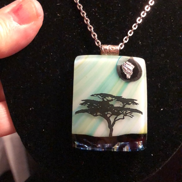 Jewelry - Lovely Glass Pendant With Chain